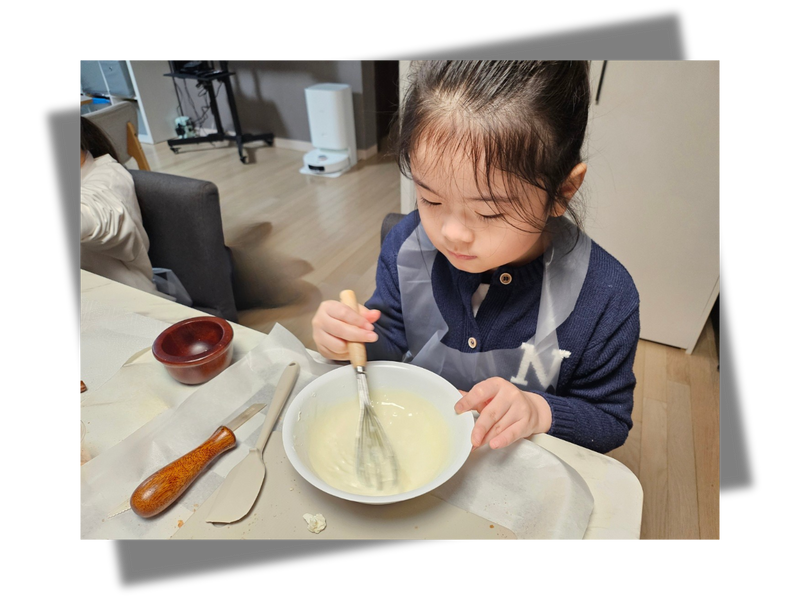 영어 쿠킹 클래스에서 반죽하는 학생
